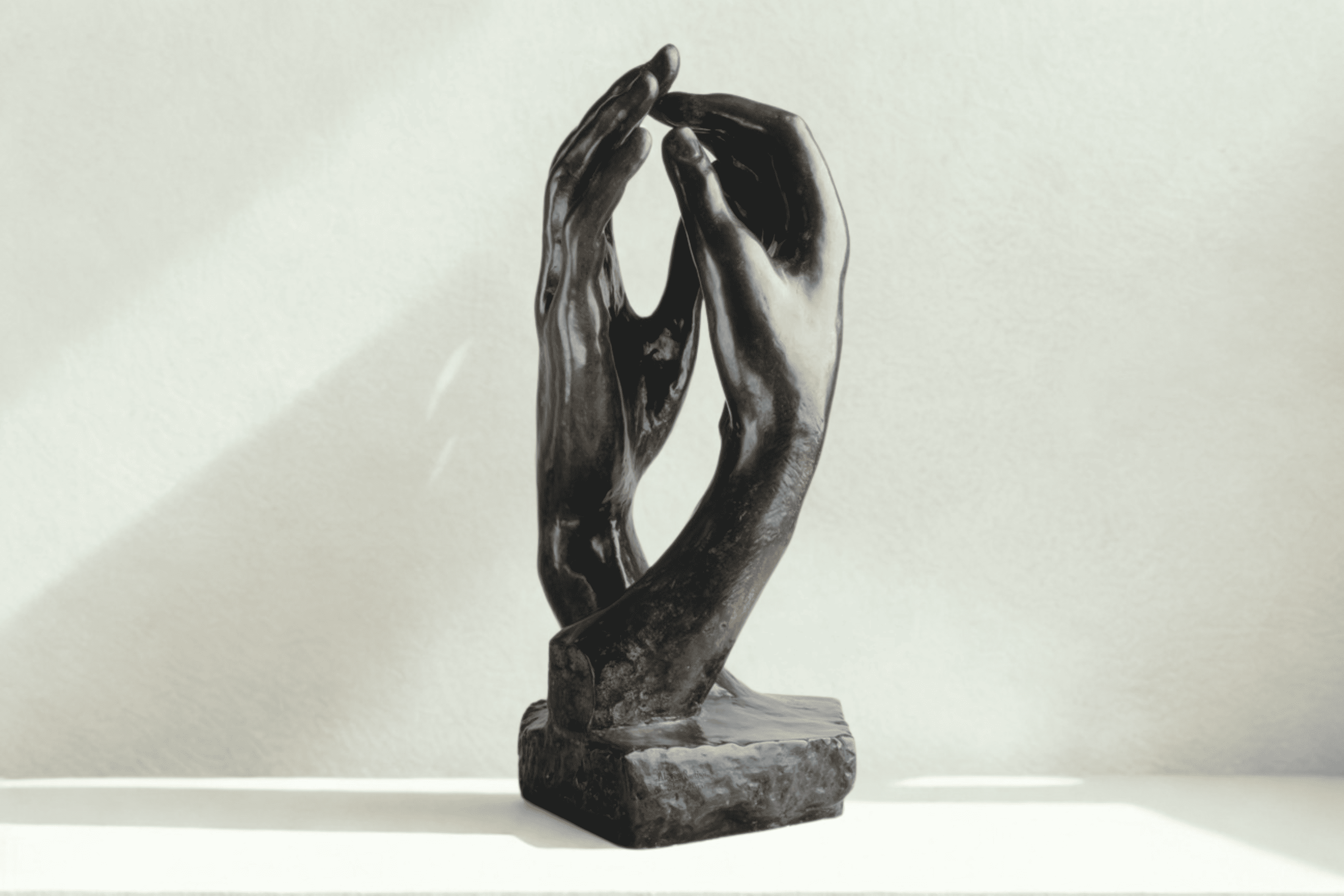 Œuvre symbolisant la bientraitance et le respect des droits des usagers, centrée sur le soin et la relation éthique