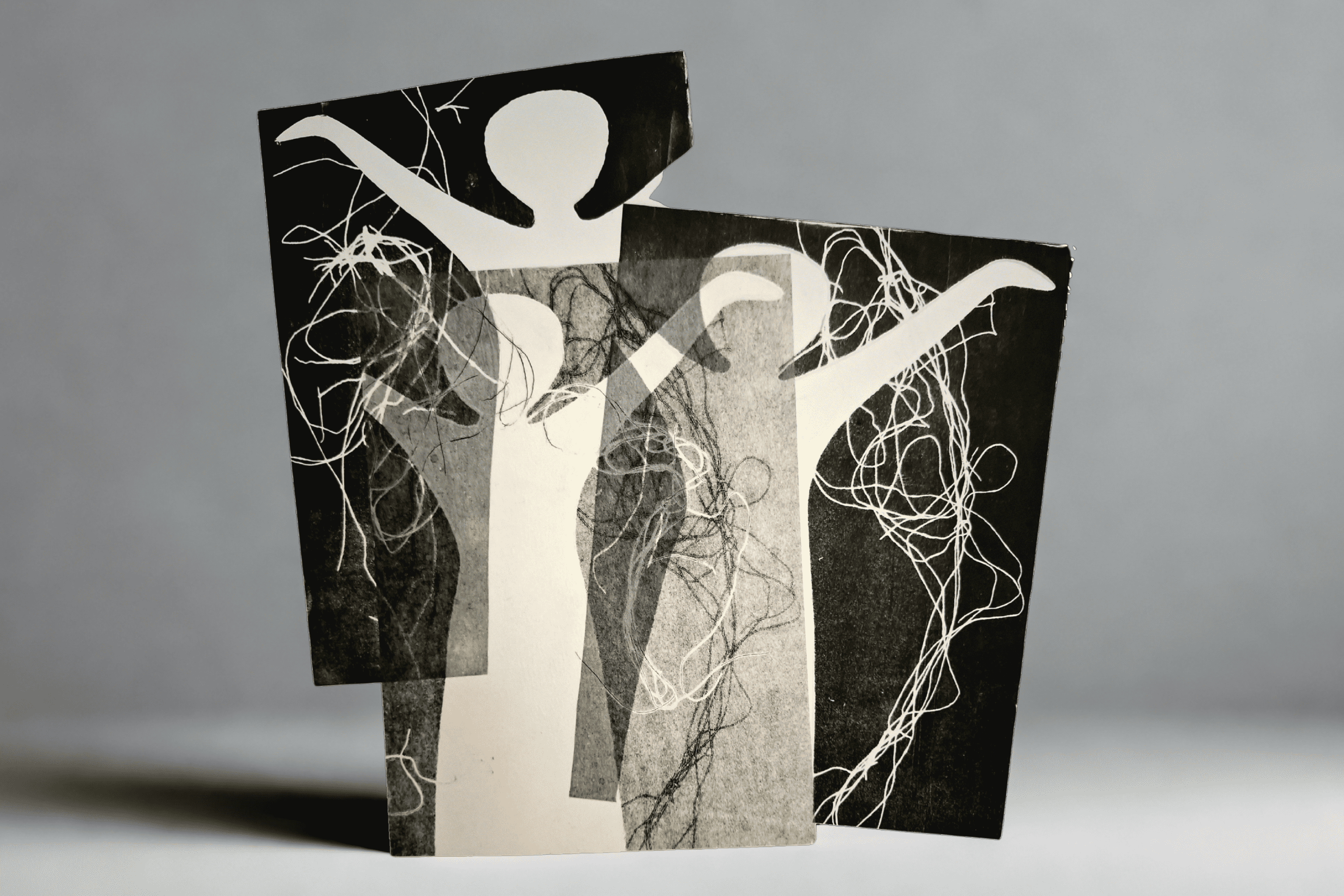 Œuvre représentant des liens entre figures humaines, illustrant la formation au management et à la cohésion d’équipe