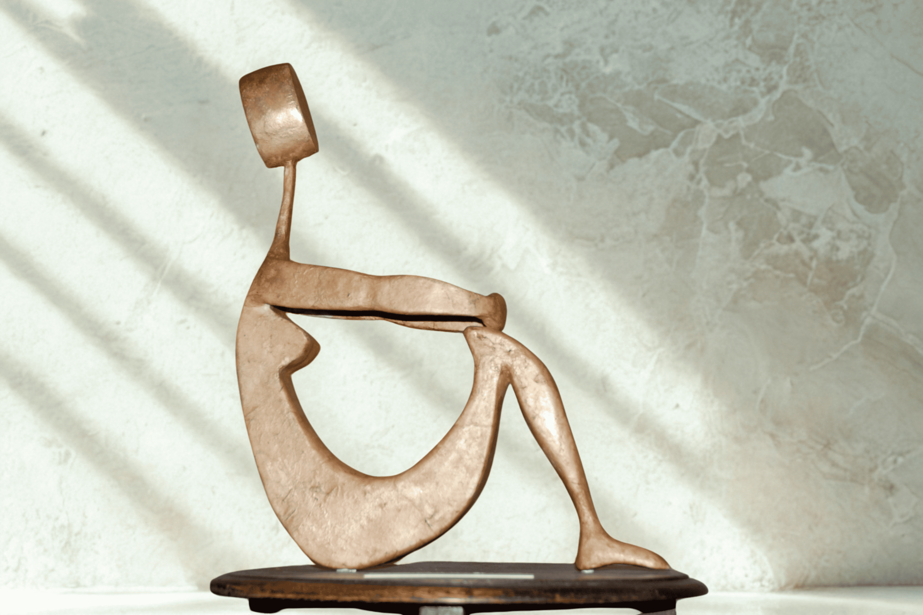 Illustration représentant une silhouette humaine repliée, entre ombre et lumière, symbolisant la charge mentale, le stress professionnel et les enjeux de santé mentale au travail